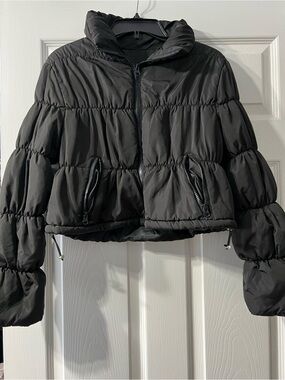 Cropped Black Women's Puffer Jacket with Zip Pockets